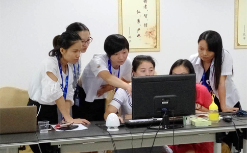  美女們互相交流學習，氣氛有點嚴肅啊