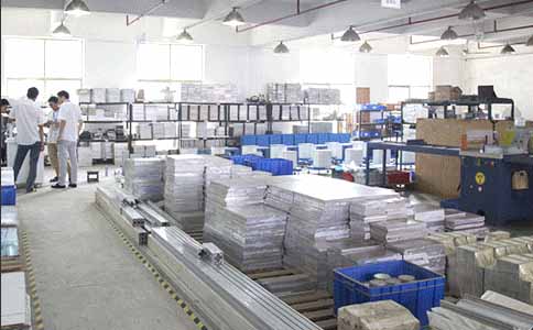 通發(fā)激光的工程師們偶爾也會(huì)離開(kāi)他們的機(jī)器，大家一起研究機(jī)器